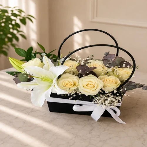 7 weiße Rosen und Casablanca-Lilie in Geschenkbox