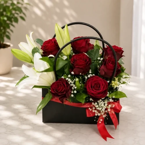 Taschen-Arrangement mit 7 roten Rosen und Casablanca-Lilie