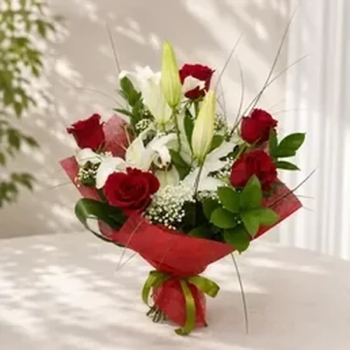 Casablanca-Lilie und 5 rote Rosen